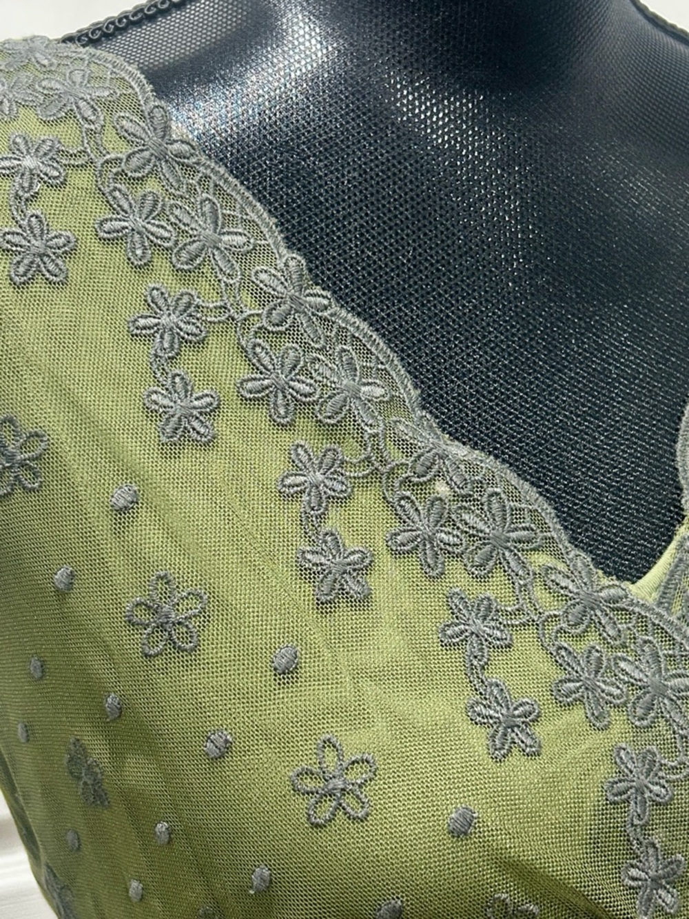 Ricki's NEW Olive Green Lace-Trim Surplice Camisole / Sleeveless Top - Picture 4 of 6